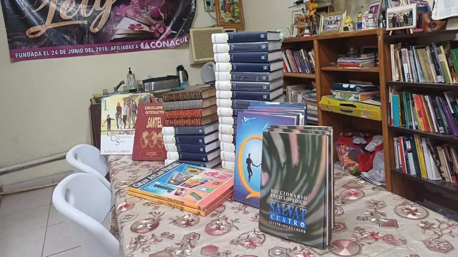 La sala de lectura de Lety que funciona en la casa de la señora Leticia, recibió una donación de 58 libros que serán utilizados para seguir promoviendo el hábito de la lectura entre la com (1)